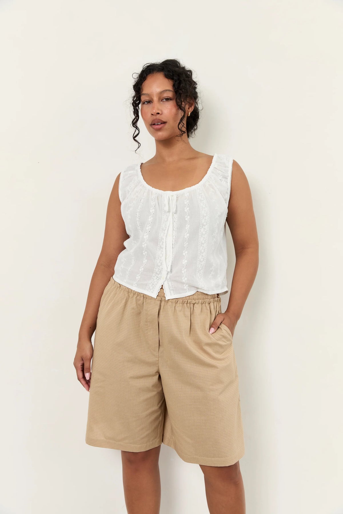 Juni Vivi Bermuda Short - Wheat Check